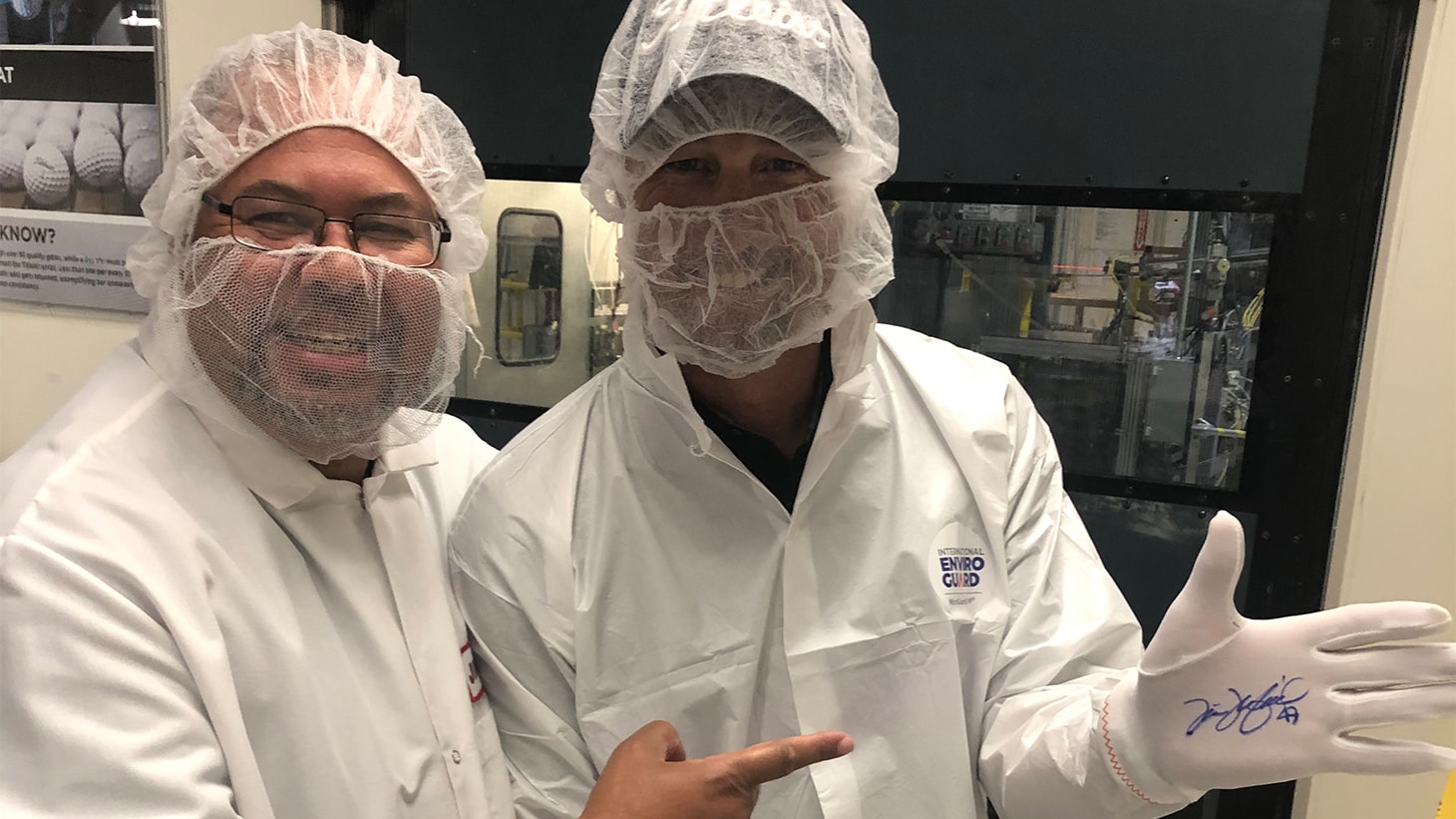 Tim Wakefield signs a Titleist associate's...