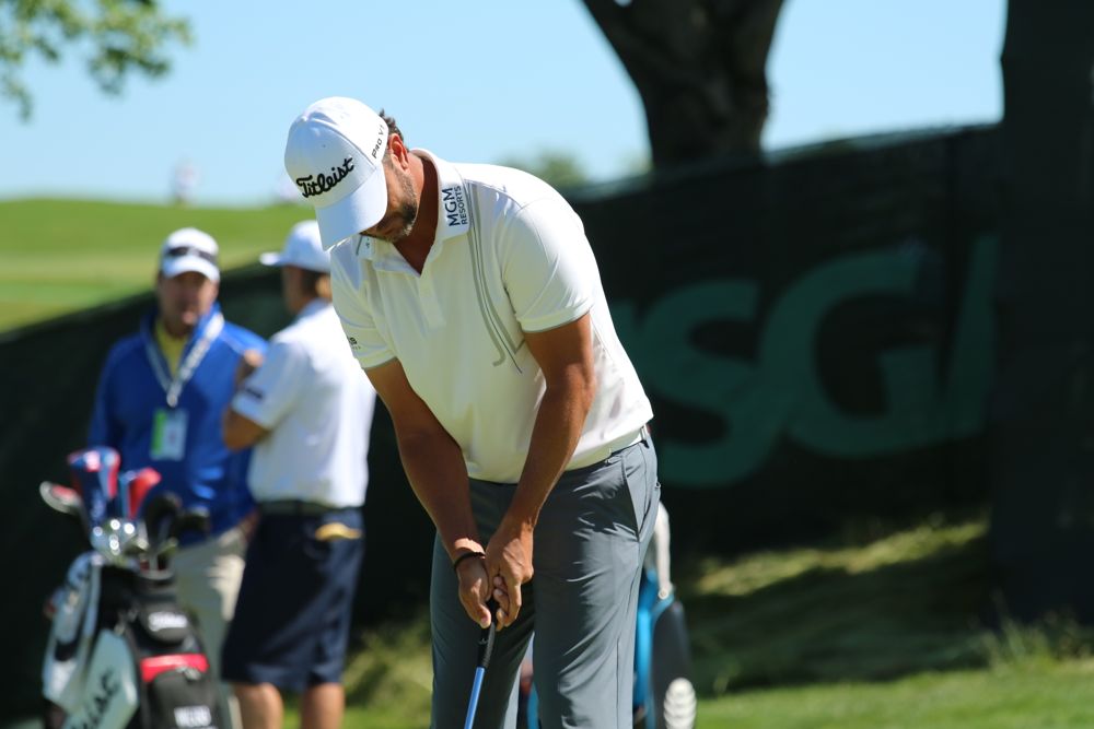 Titleist Brand Ambassador Scott Piercy gets a feel...