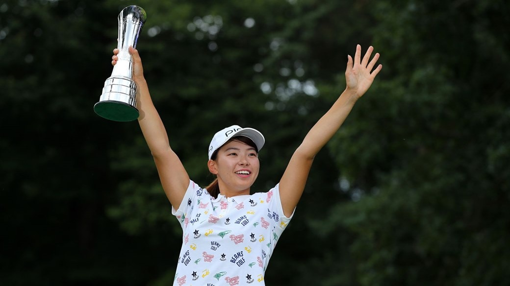 Hinako Shibuno celebrates with AIG Women's British Open trophy.